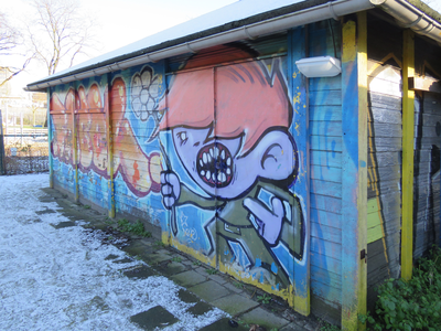 829138 Afbeelding van graffiti op een schuur op het terrein van speeltuin Noordse Park bij de Lagenoord te Utrecht.